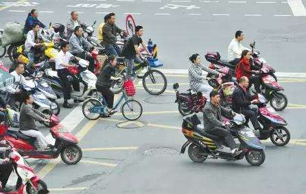 探訪“史上最嚴”電動車新國標(biāo)實施成效 消費者：安全有保障，購買上牌也便利